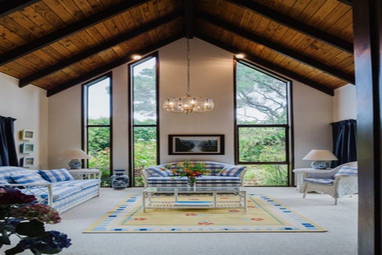 Photo of property in 11 Chelverton Terrace, Red Beach, 0932