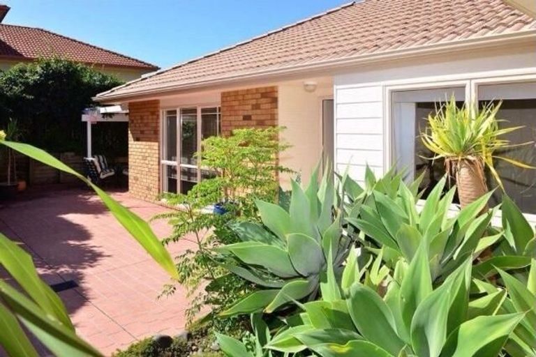 Photo of property in 21 Fulmar Way, Unsworth Heights, Auckland, 0632