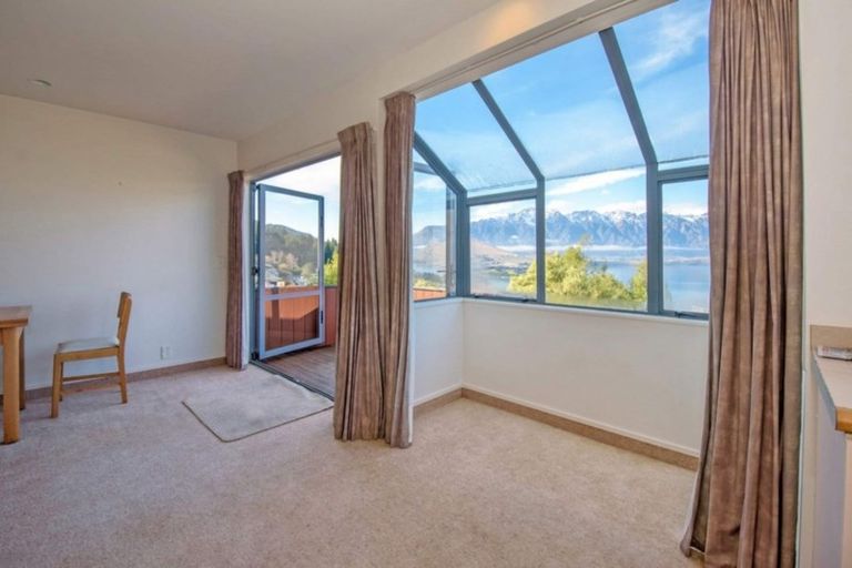 Photo of property in 35a Wynyard Crescent, Fernhill, Queenstown, 9300