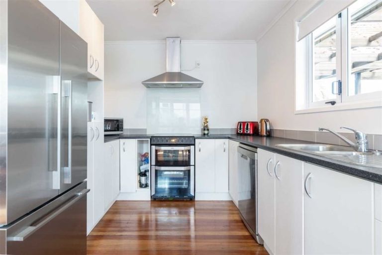 Photo of property in 11 Sylvan Crescent, Te Atatu South, Auckland, 0610