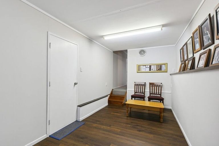 Photo of property in 23 Griffiths Grove, Newlands, Wellington, 6037