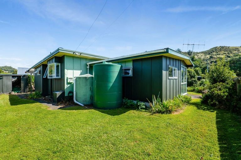 Photo of property in 2 Hills Road, Tongaporutu, Urenui, 4378
