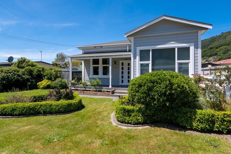 Photo of property in 24 York Street, Picton, 7220