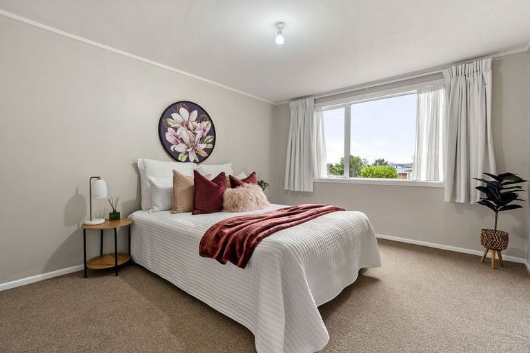 Photo of property in 1/15 Bloomsbury Grove, Newlands, Wellington, 6037