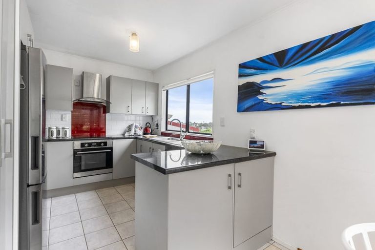 Photo of property in 1/10 Remus Place, Totara Vale, Auckland, 0629