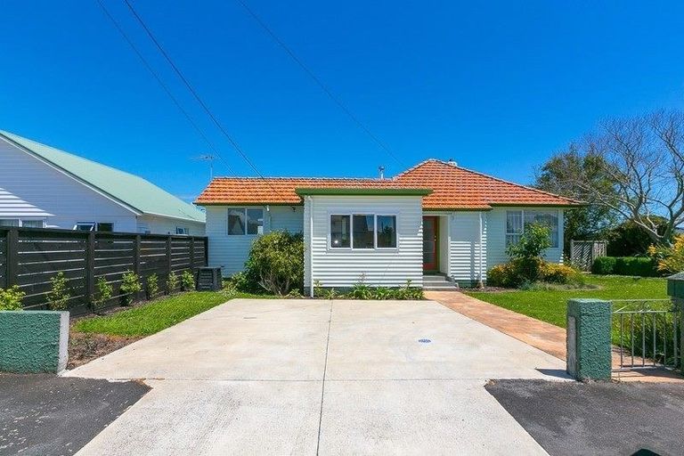 Photo of property in 10 Union Street, Merrilands, New Plymouth, 4312
