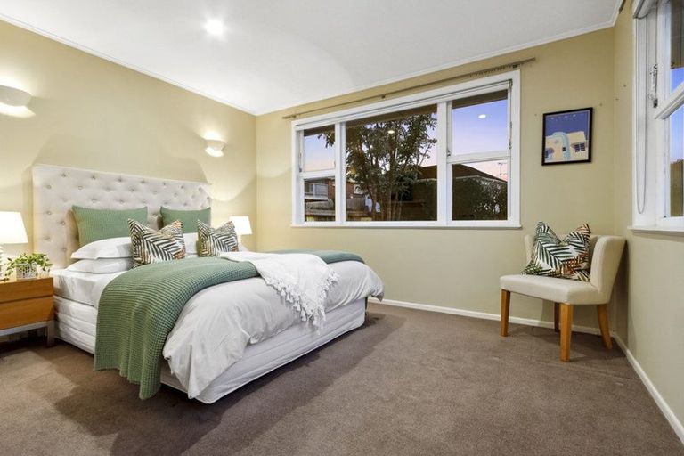 Photo of property in 1/5 September Place, Forrest Hill, Auckland, 0620