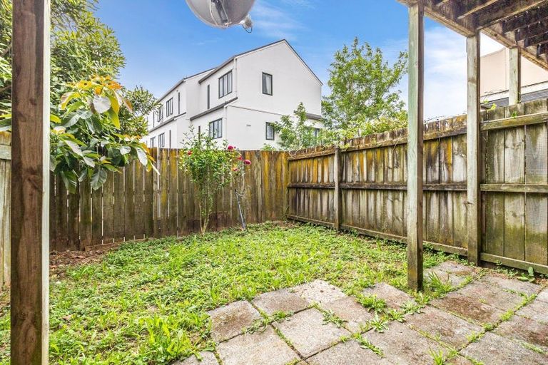 Photo of property in Lakeview Terrace, 17/14 Ambrico Place, New Lynn, Auckland, 0600