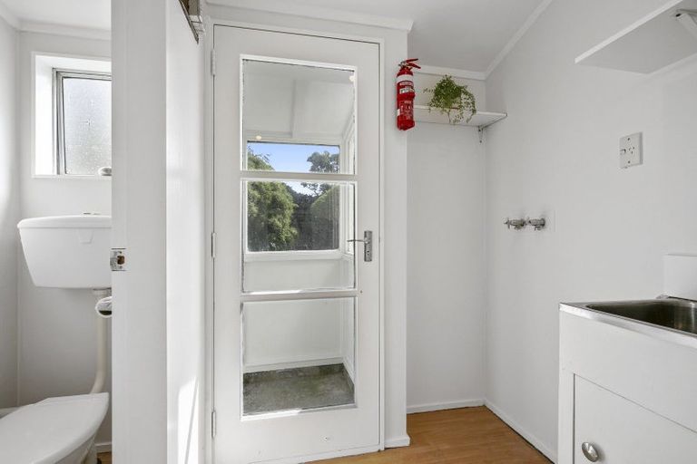 Photo of property in 5a Sunhaven Drive, Newlands, Wellington, 6037