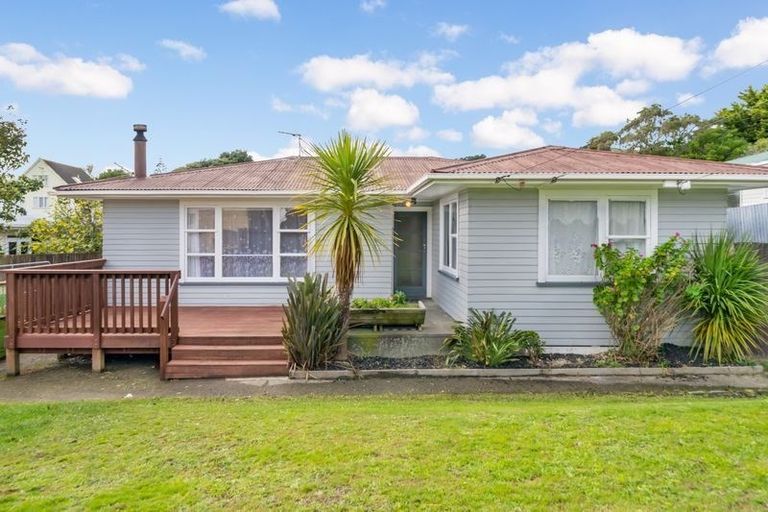 Photo of property in 39 Levant Street, Cannons Creek, Porirua, 5024