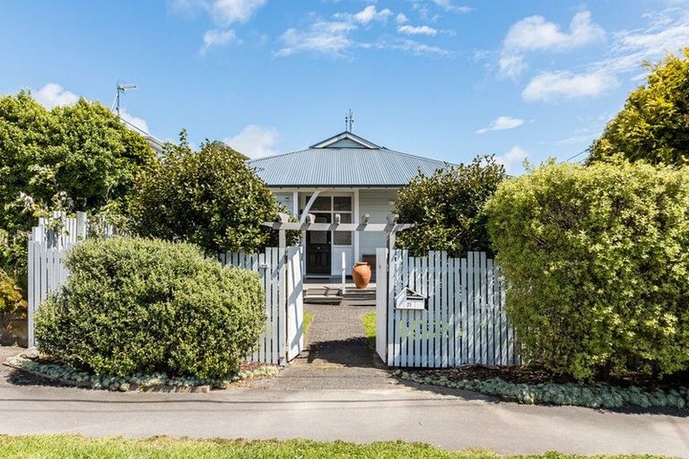 Photo of property in 21 Farm Road, Northland, Wellington, 6012