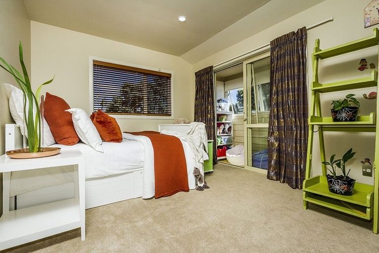 Photo of property in 25 Ocean View Road, Milford, Auckland, 0620