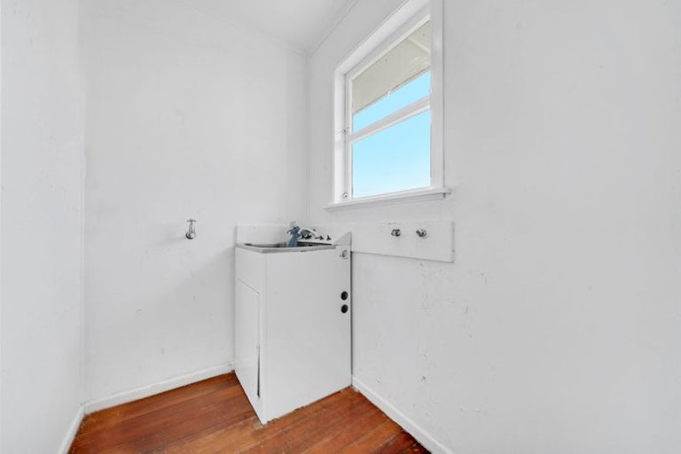 Photo of property in 52 Seymour Road, Sunnyvale, Auckland, 0612