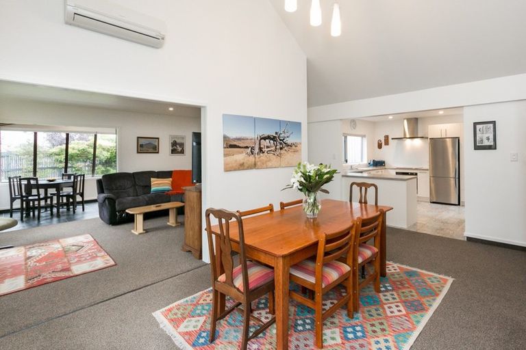 Photo of property in 2 Matthews Place, Taradale, Napier, 4112