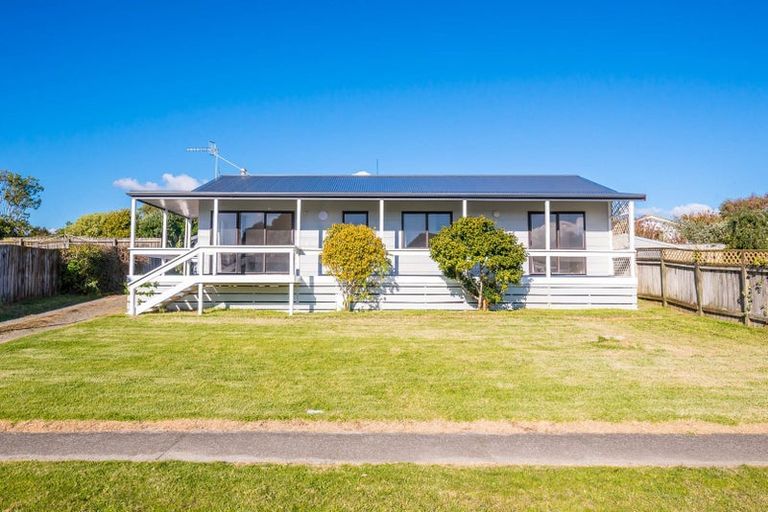 Photo of property in 66 Queens Road, Waikanae Beach, Waikanae, 5036