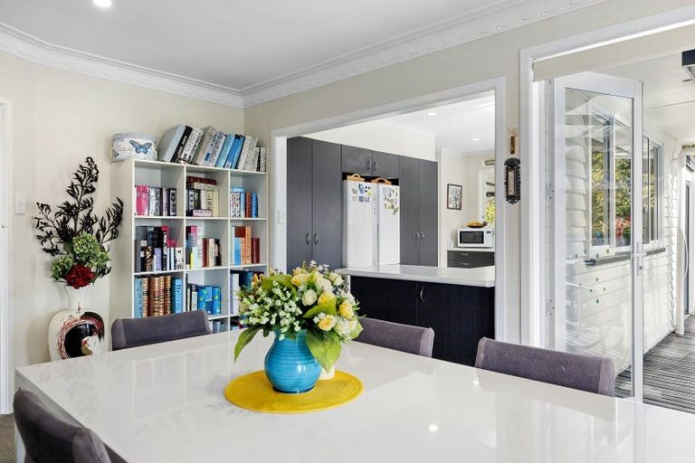 Photo of property in 11 Earle Place, Acacia Bay, Taupo, 3330