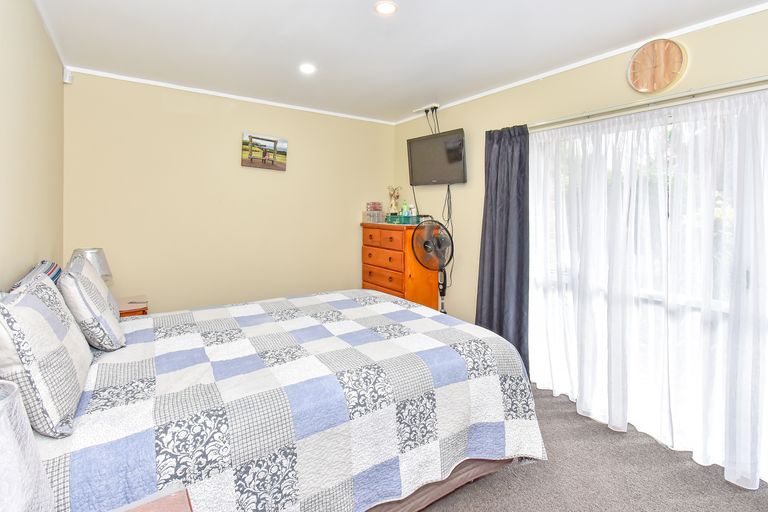 Photo of property in 2/13 Bunnythorpe Road, Papakura, 2110