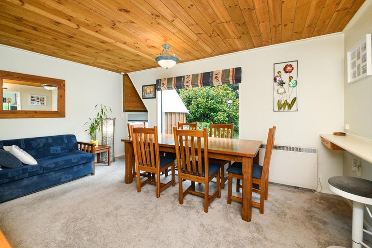 Photo of property in 43 Springdale Grove, Fitzherbert, Palmerston North, 4410