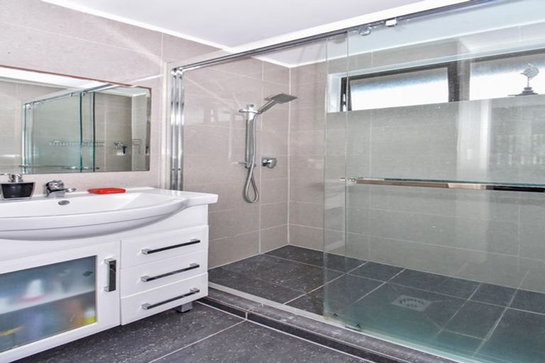 Photo of property in 2/11 Burundi Avenue, Clendon Park, Auckland, 2103