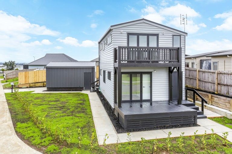 Photo of property in 16 Tahuna Minhinnick Drive, Glenbrook, 2681