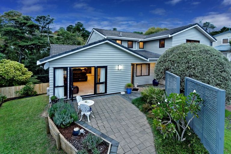 Photo of property in 8a Woodfern Crescent, Titirangi, Auckland, 0604