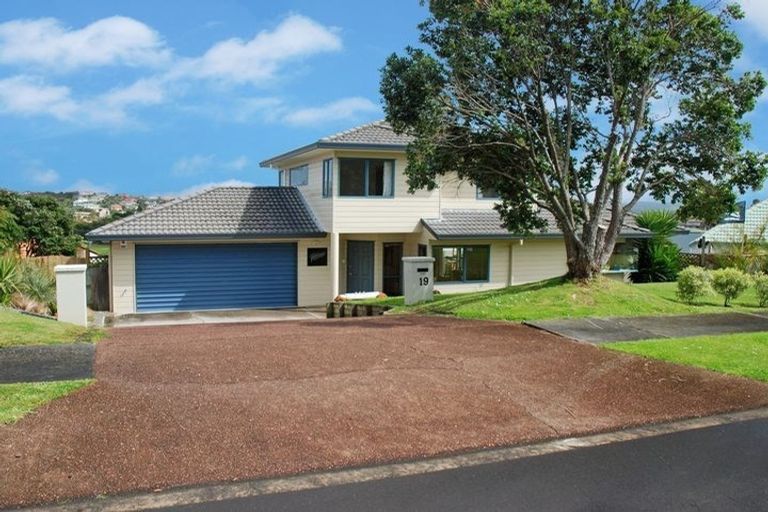 Photo of property in 19 Mandeville Place, Unsworth Heights, Auckland, 0632
