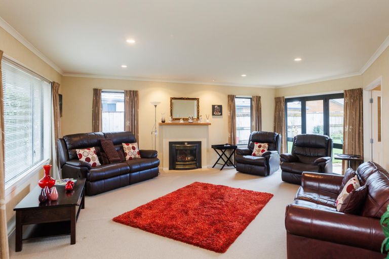 Photo of property in 24 Johnstone Drive, Fitzherbert, Palmerston North, 4410