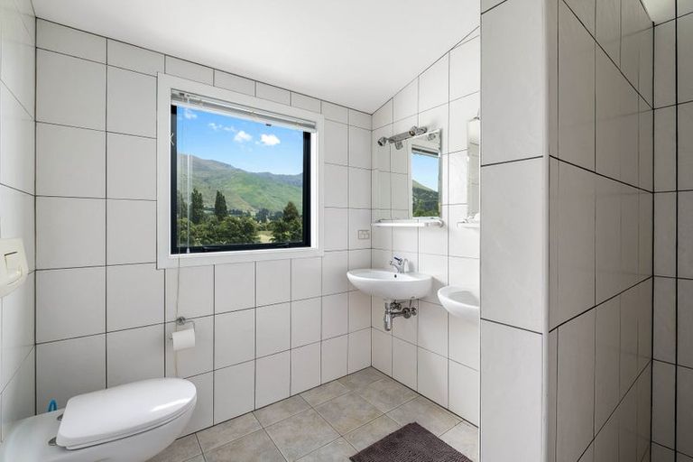 Photo of property in 2 Cleland Close, Wanaka, 9382