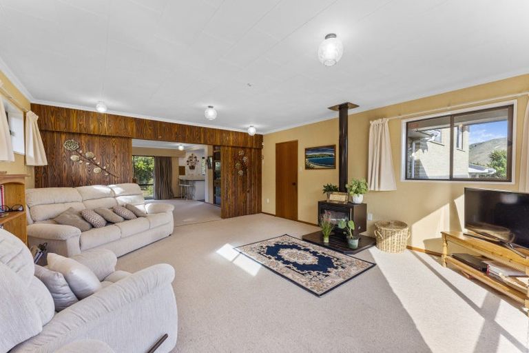 Photo of property in 11 Te Maku Grove, Waikanae, 5036