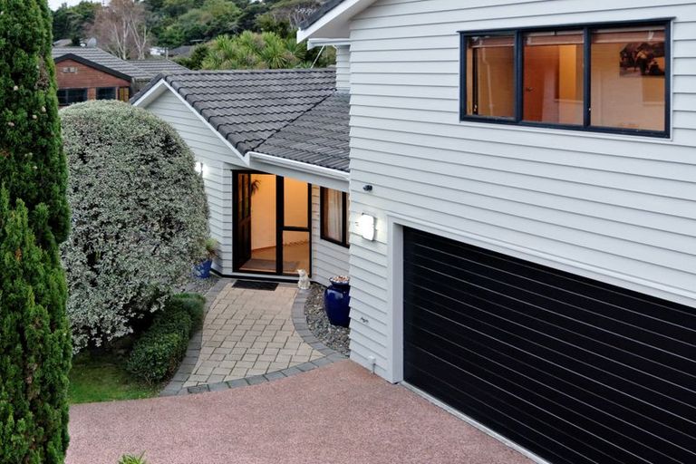 Photo of property in 8a Woodfern Crescent, Titirangi, Auckland, 0604