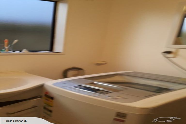 Photo of property in 2/523 Glenfield Road, Glenfield, Auckland, 0629