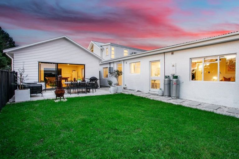 Photo of property in 156 Candia Road, Henderson Valley, Auckland, 0614