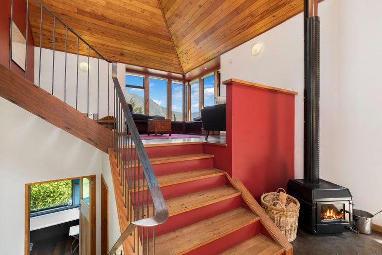 Photo of property in 10 Mckerrow Place, Sunshine Bay, Queenstown, 9300