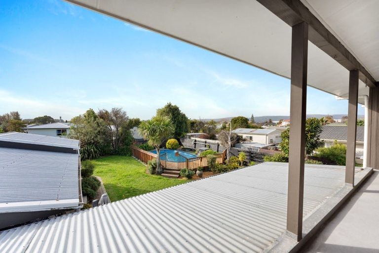 Photo of property in 19 Hillcrest Drive, Kelvin Grove, Palmerston North, 4414