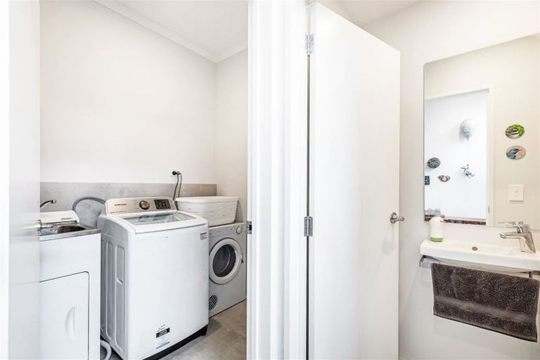 Photo of property in 32 Owen Chapman Drive, Red Beach, 0932