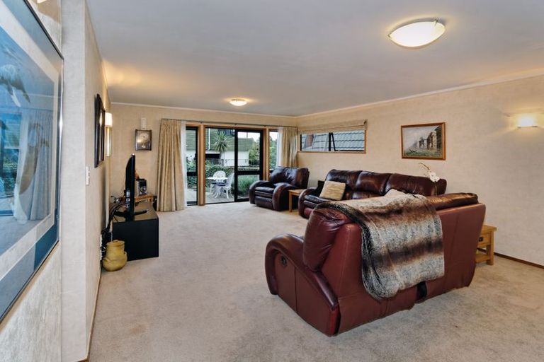 Photo of property in 8a Woodfern Crescent, Titirangi, Auckland, 0604
