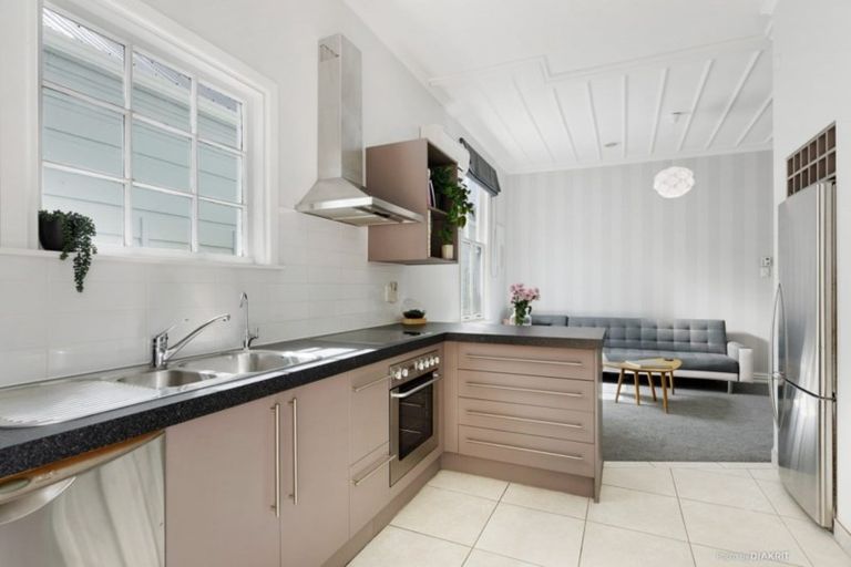 Photo of property in 54 Rolleston Street, Mount Cook, Wellington, 6021