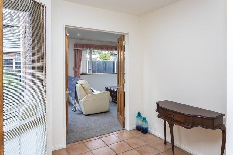 Photo of property in 94 Memorial Avenue, Ilam, Christchurch, 8053