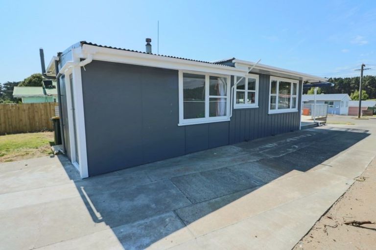 Photo of property in 6 Hennessy Street West, Foxton Beach, Foxton, 4815