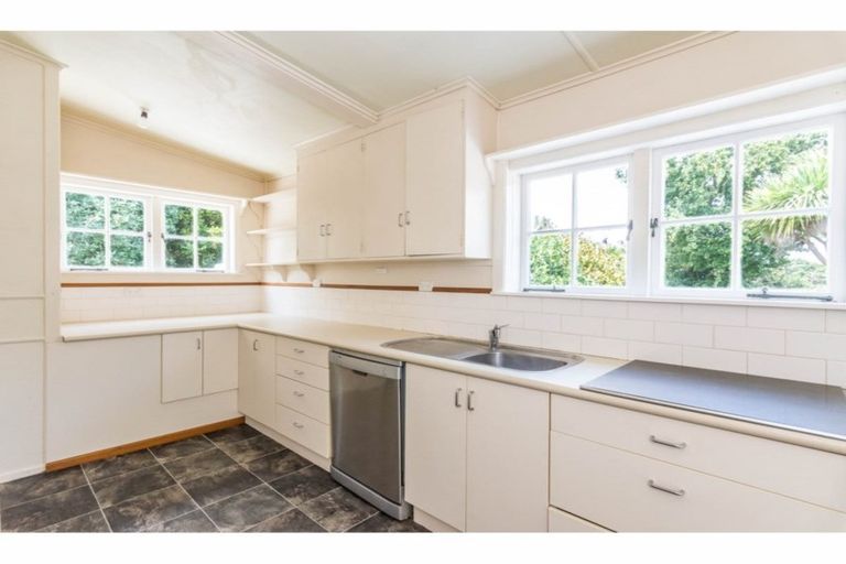 Photo of property in 17 Awaroa Road, Sunnyvale, Auckland, 0612