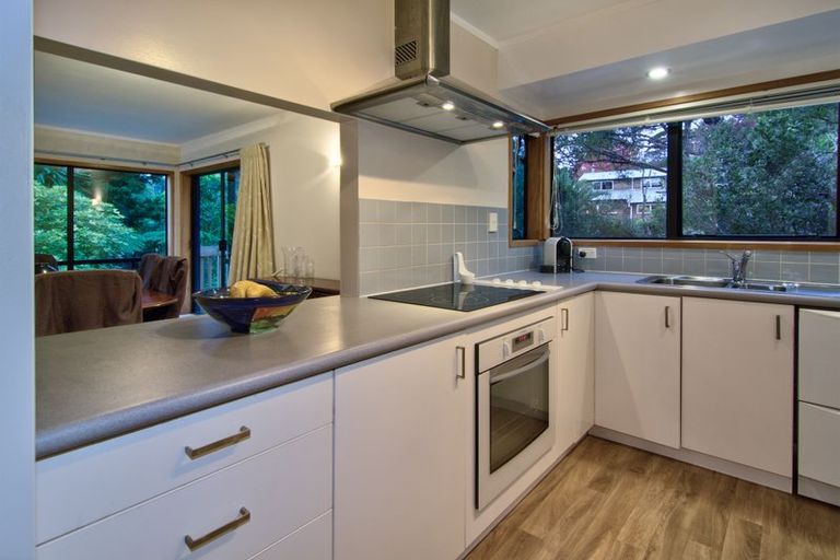 Photo of property in 8a Woodfern Crescent, Titirangi, Auckland, 0604