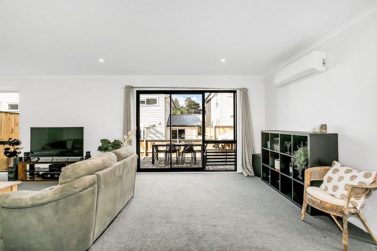 Photo of property in 18 Waimoana Close, Massey, Auckland, 0614