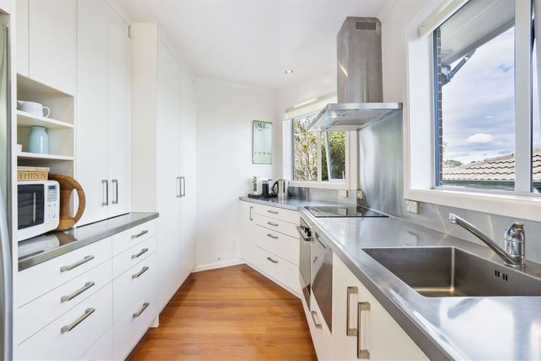 Photo of property in 41 Woodstock Road, Forrest Hill, Auckland, 0620