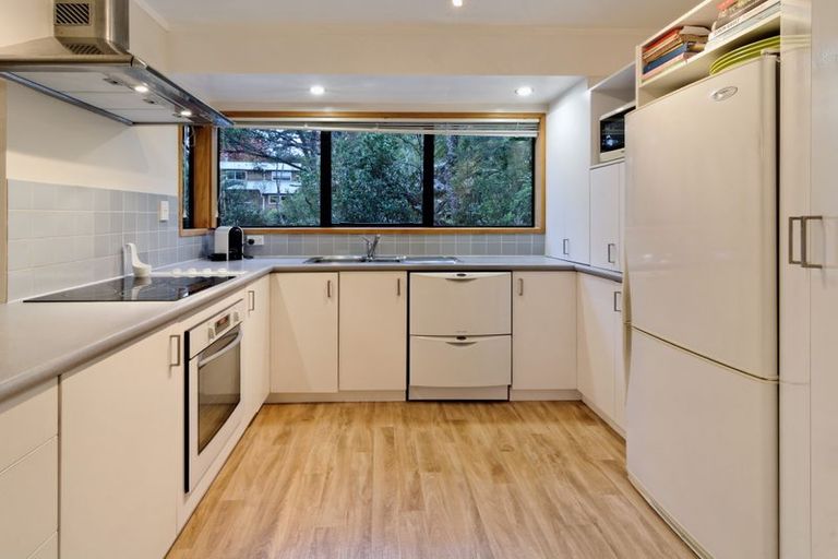 Photo of property in 8a Woodfern Crescent, Titirangi, Auckland, 0604