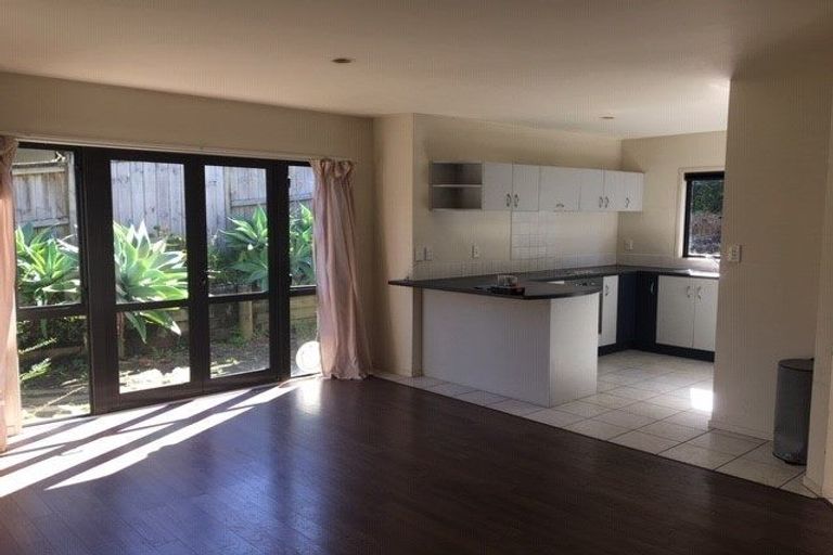 Photo of property in 1/282 East Coast Road, Forrest Hill, Auckland, 0620