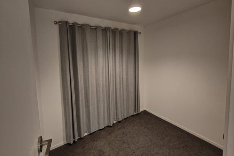 Photo of property in 3/4 Glanmire Road, Newlands, Wellington, 6037