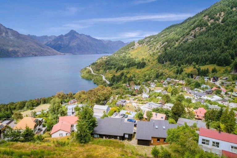 Photo of property in 15a Mackinnon Terrace, Sunshine Bay, Queenstown, 9300