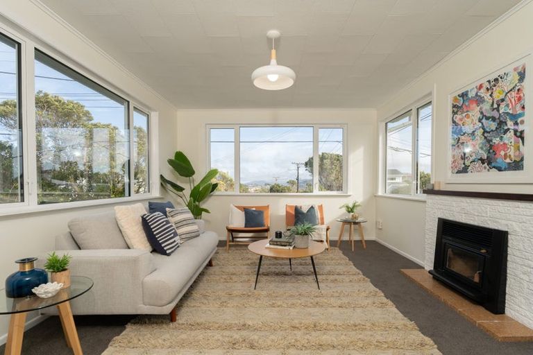 Photo of property in 8 Brooker Grove, Newlands, Wellington, 6037