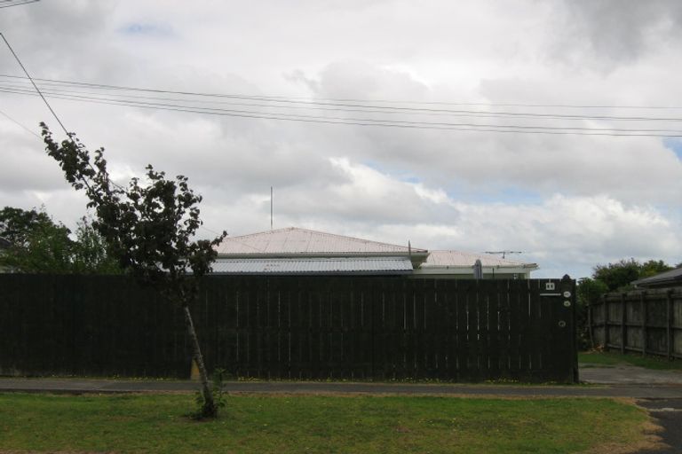 Photo of property in 2/41 Beach Haven Road, Beach Haven, Auckland, 0626