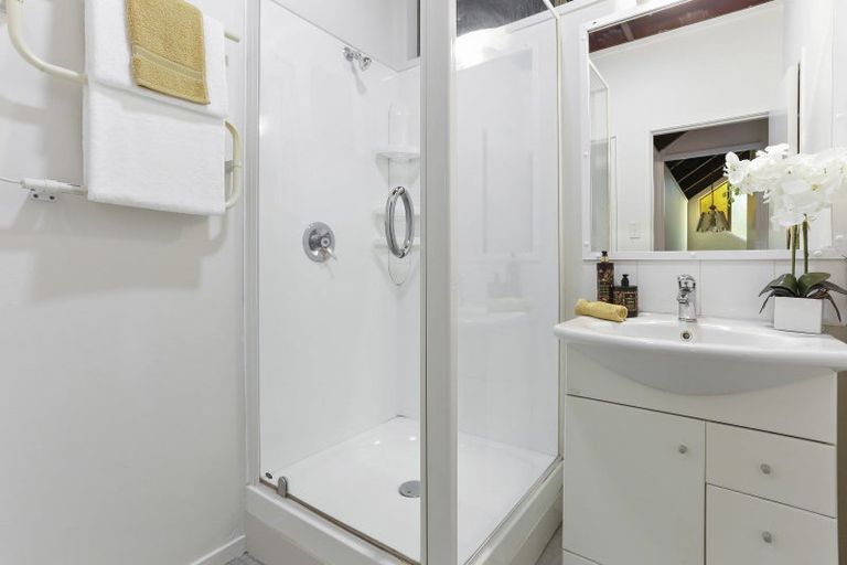 Photo of property in 1/16 Learmonth Avenue, Birkenhead, Auckland, 0626